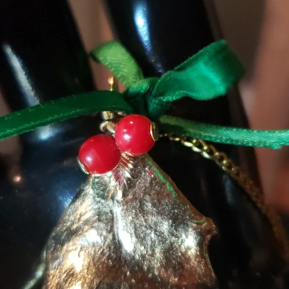 Genuine 24K GEP Holly Leaf Convertible Pin/Necklace with Berries & Ribbon Bow - Picture 3 of 7